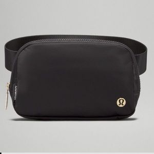 Lululemon Everywhere Belt Bag Black / Gold Logo 1L